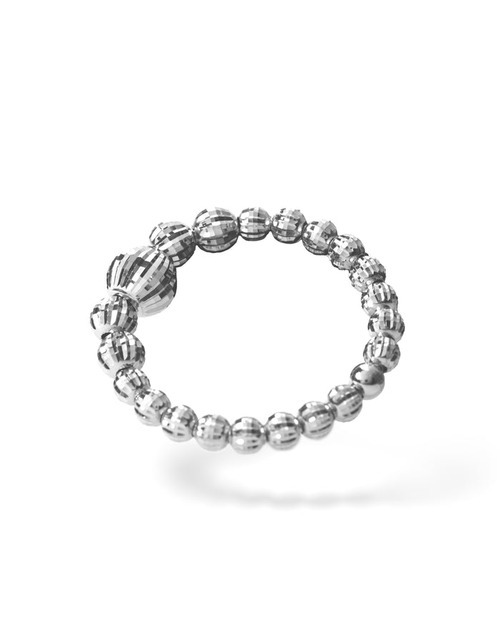 Dettaglio sfocato anello Crystal Gala in argento rodiato