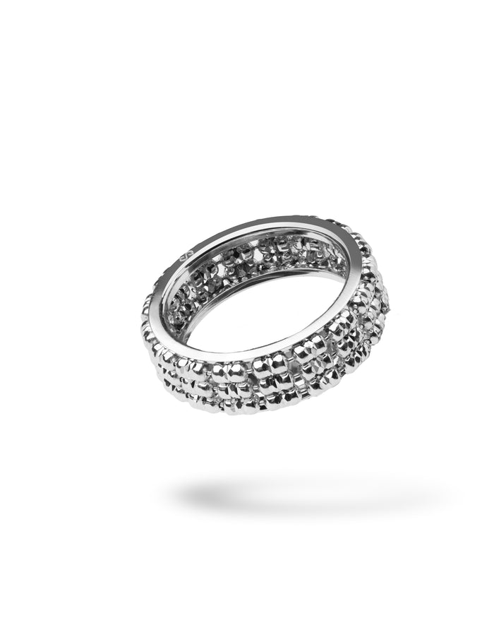 Dettaglio anello Infinity Round in argento rodiato