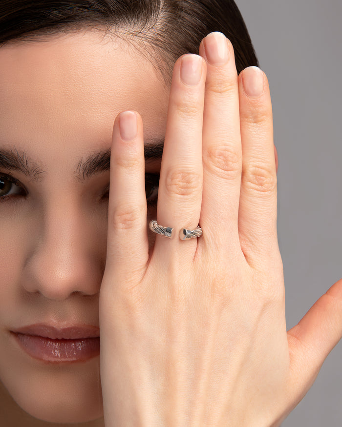 Anello Spring Twist in argento placcato rodio