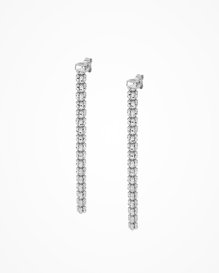 Dettaglio orecchino Infinity Frames in argento placcato rodio