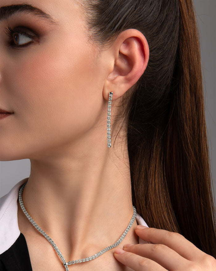 Dettaglio orecchino Infinity Frames in argento placcato rodio