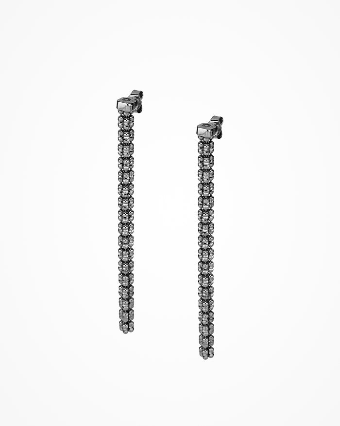 Dettaglio orecchino Infinity Frames in argento placcato gun metal
